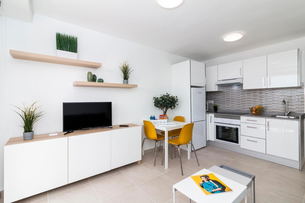 Homeforguest Modern And Recently Renovated Apartment In Arona Arona  Buitenkant foto