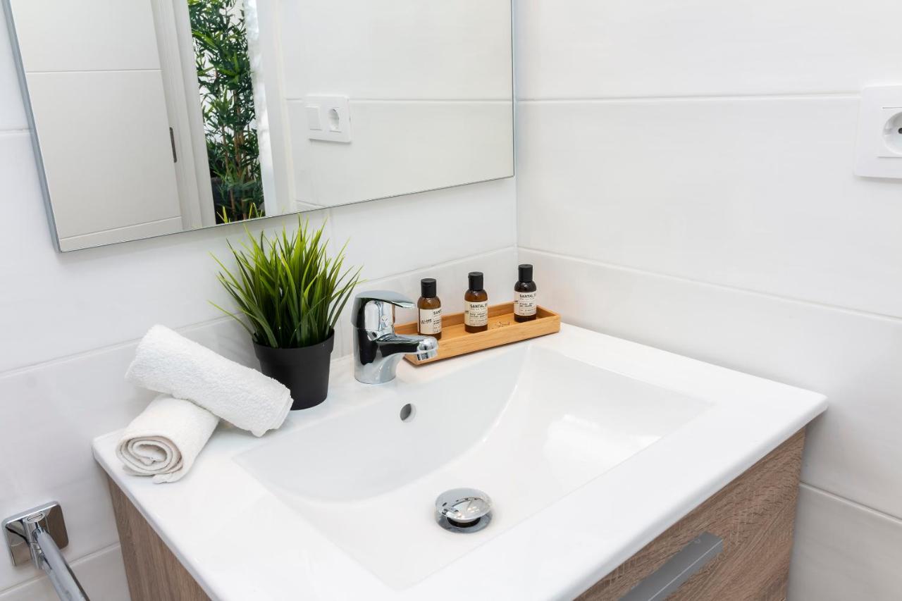 Homeforguest Modern And Recently Renovated Apartment In Arona Arona  Buitenkant foto