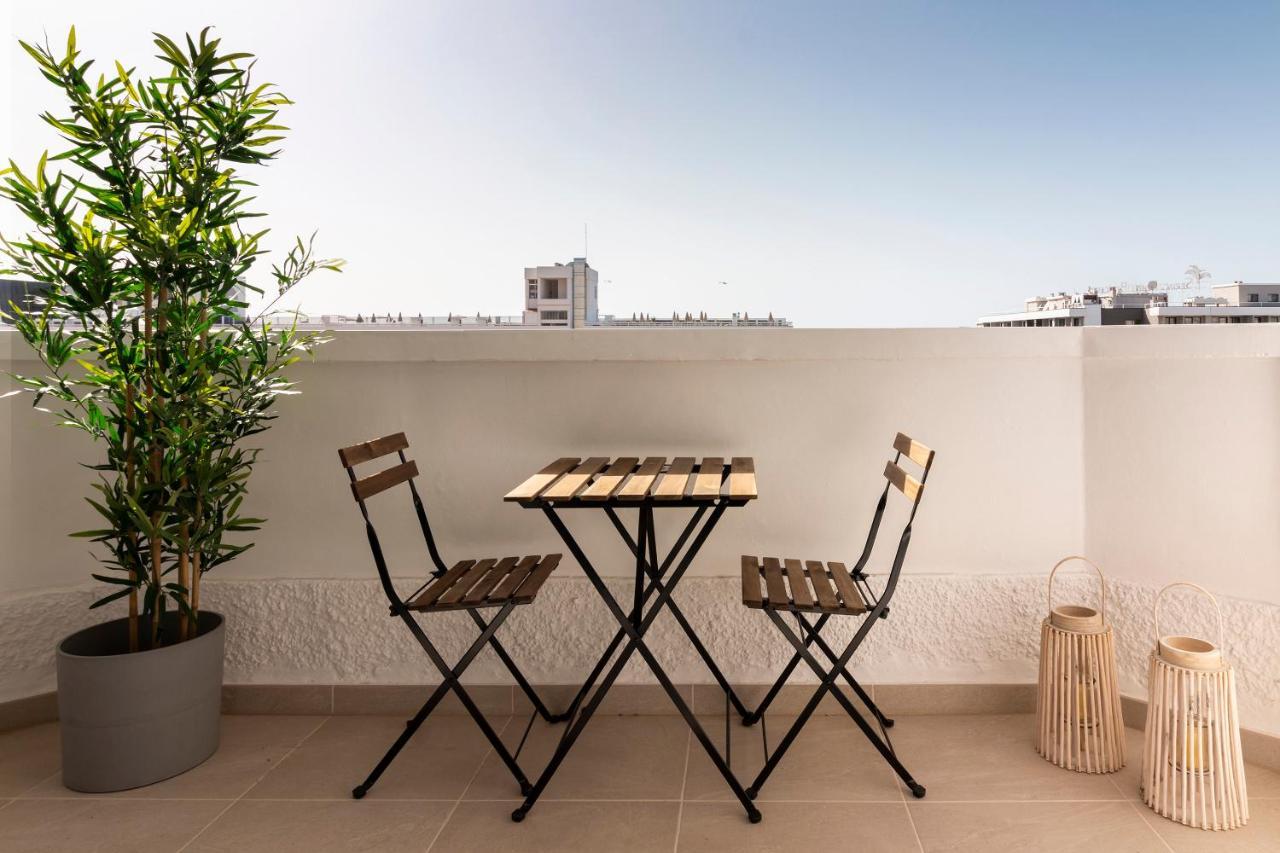 Homeforguest Modern And Recently Renovated Apartment In Arona Arona  Buitenkant foto