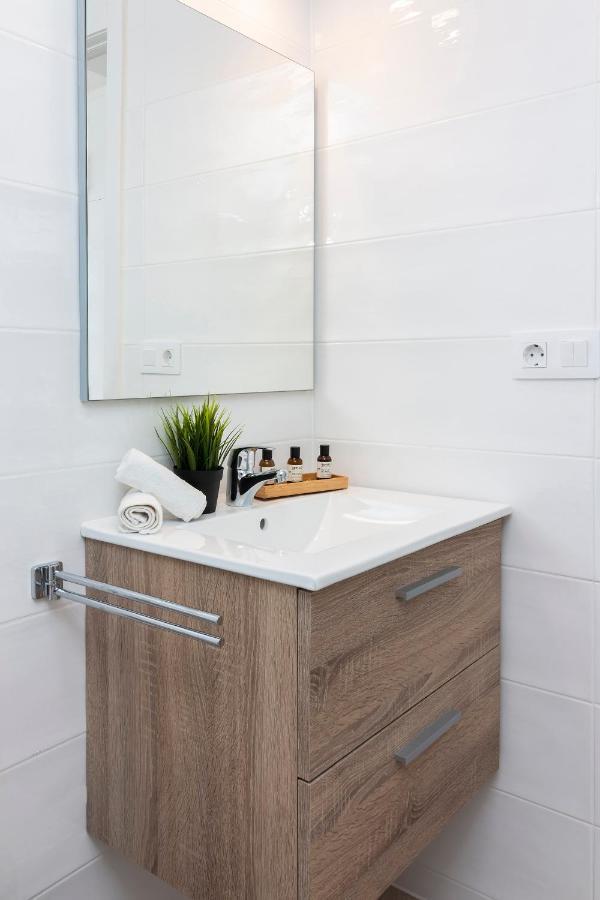 Homeforguest Modern And Recently Renovated Apartment In Arona Arona  Buitenkant foto