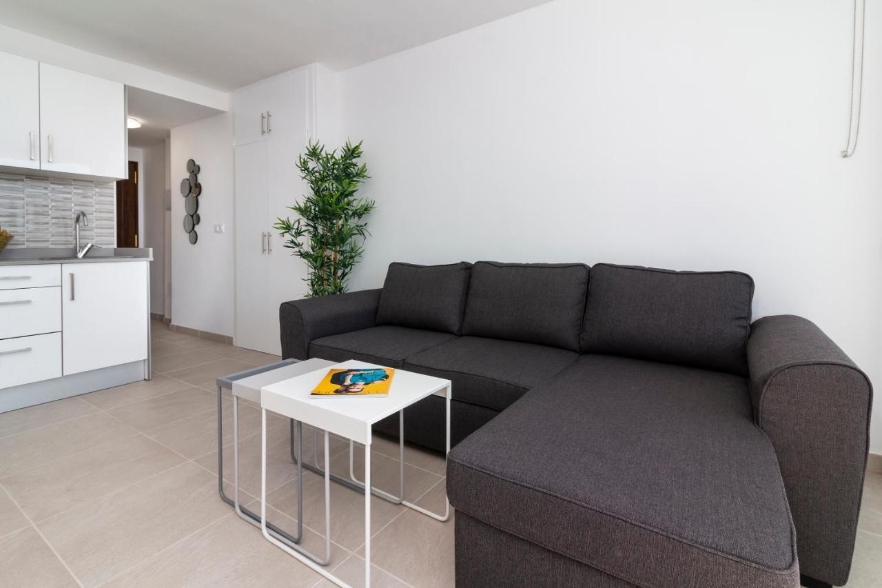 Homeforguest Modern And Recently Renovated Apartment In Arona Arona  Buitenkant foto