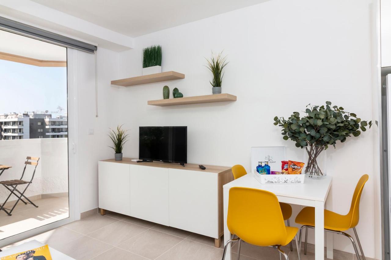 Homeforguest Modern And Recently Renovated Apartment In Arona Arona  Buitenkant foto