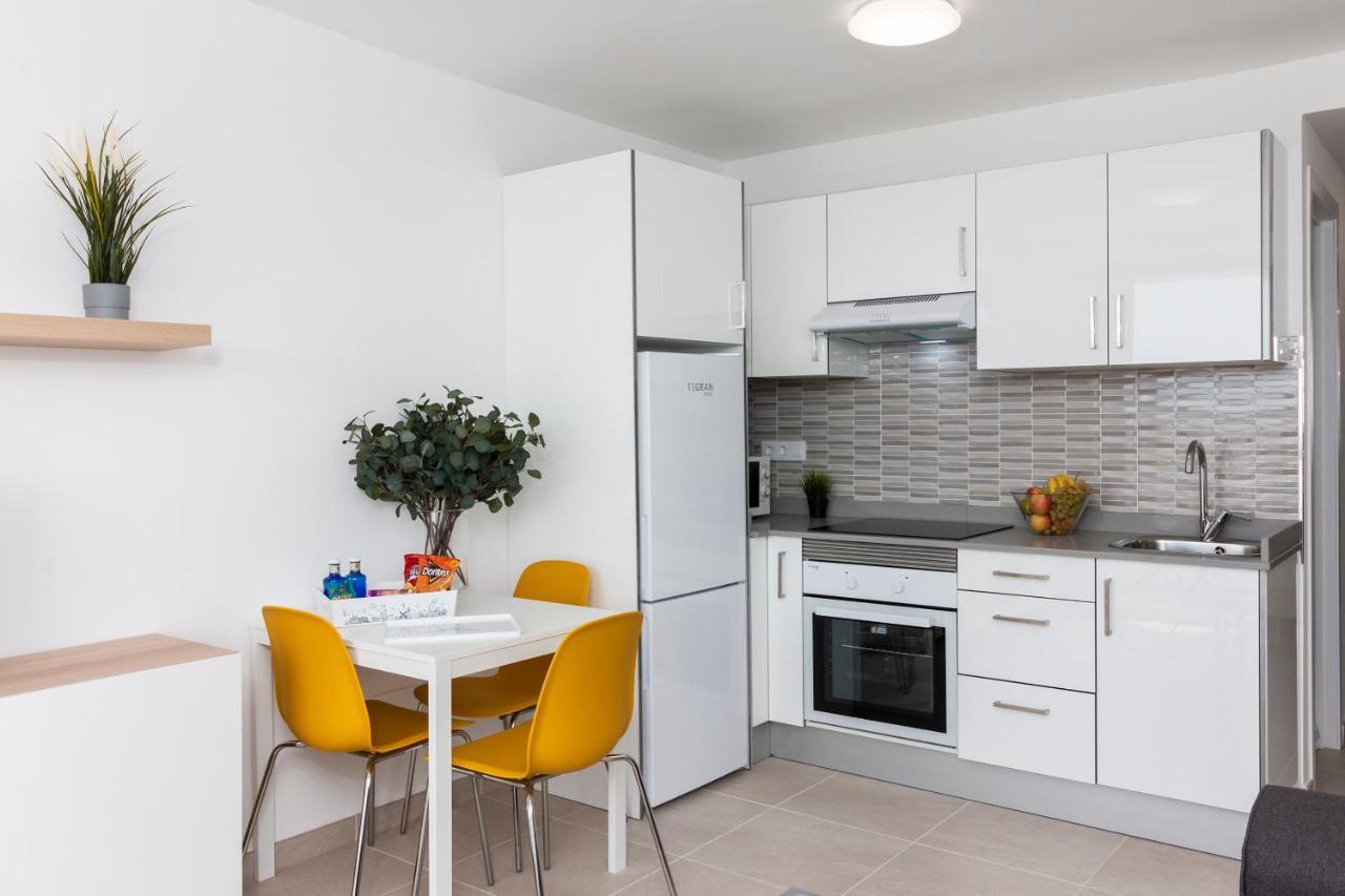 Homeforguest Modern And Recently Renovated Apartment In Arona Arona  Buitenkant foto