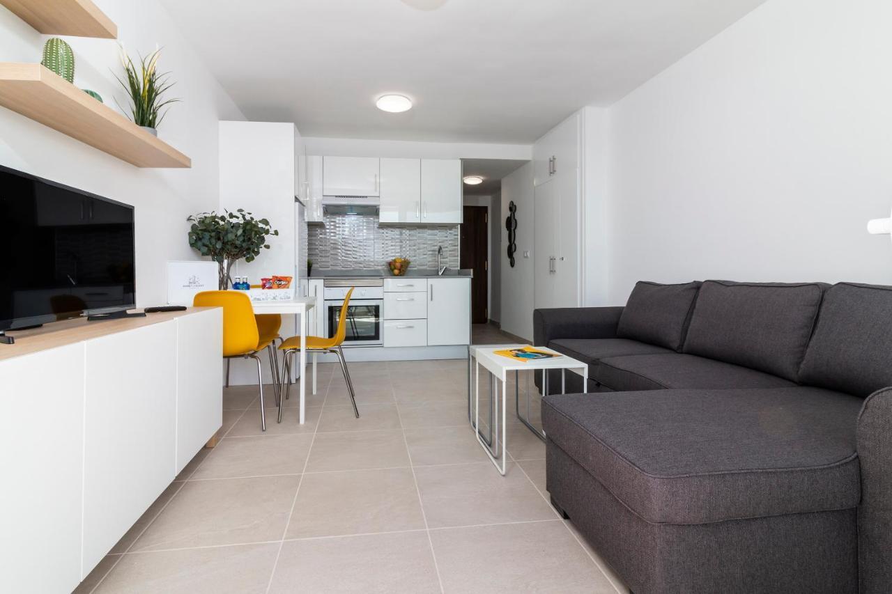 Homeforguest Modern And Recently Renovated Apartment In Arona Arona  Buitenkant foto