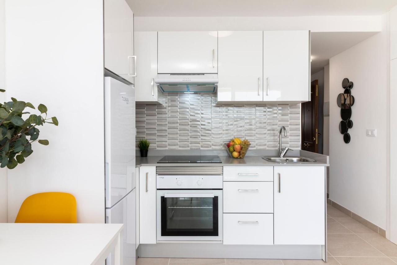 Homeforguest Modern And Recently Renovated Apartment In Arona Arona  Buitenkant foto